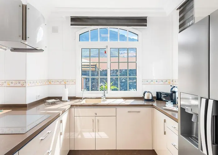 Melyna Private Heated Pool アデヘ