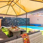 Melyna Private Heated Pool أذيخي