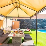 فيلة Melyna Private Heated Pool *
