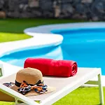 Melyna Private Heated Pool Вілла Адехе