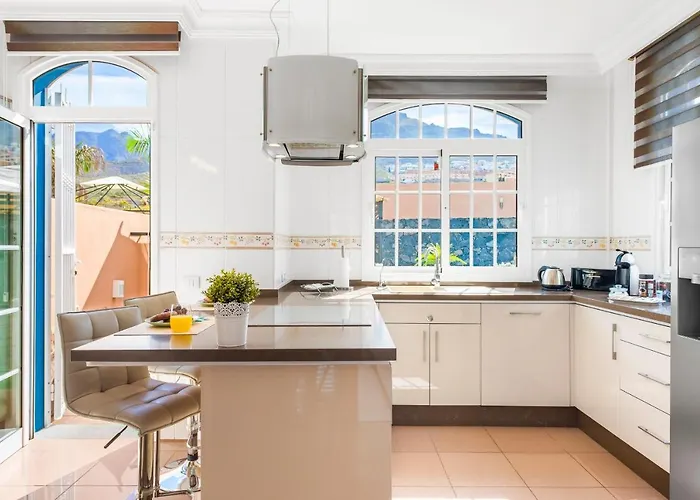 Melyna Private Heated Pool Вілла