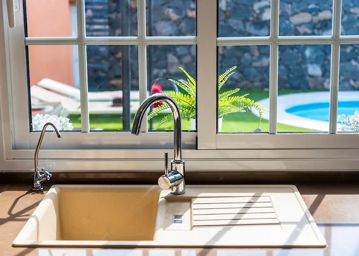 Melyna Private Heated Pool Вілла *